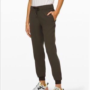 NWT LULULEMON ON THE FLY JOGGER SIZE 4